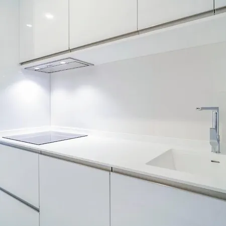 아파트 Awesome In With 2 Bedrooms, Wifi And Outdoor Swimming Pool *