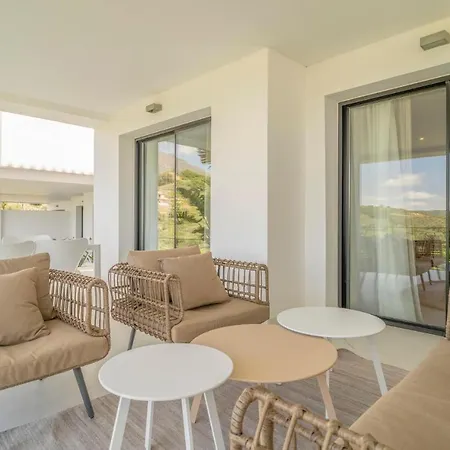 Awesome In With 2 Bedrooms, Wifi And Outdoor Swimming Pool 아파트 *