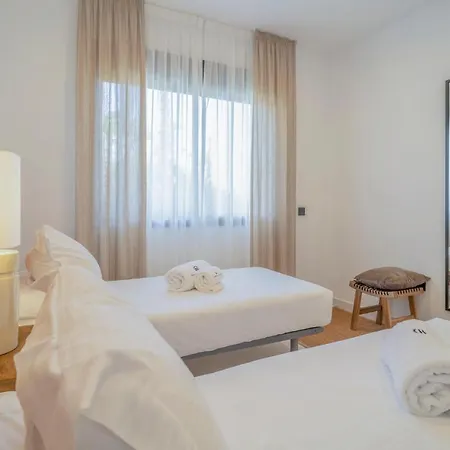 Awesome In With 2 Bedrooms, Wifi And Outdoor Swimming Pool 아파트 *